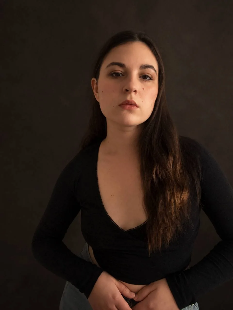 Світлана Онищенко у студійному портреті на темному тлі
